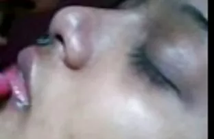 XXX つばに満たされた 可愛い 女の子 と セックス 動画