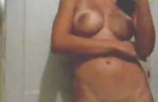 XXX Dane 可愛い 女の子 エロ 動画 Jonesタイの女の子ピアス角質タトゥーでランジェリー取得肛門中出し